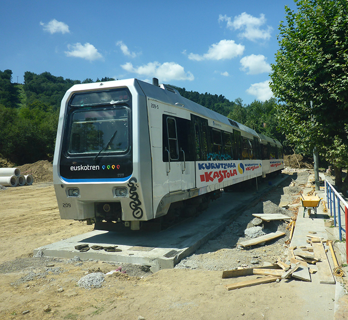 Euskotreneko bagoiak abuztuan iritsi ziren ikastolara