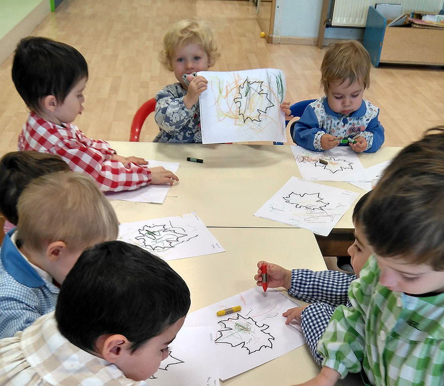 HH 2 urte:  udazkeneko hostoak margotzen