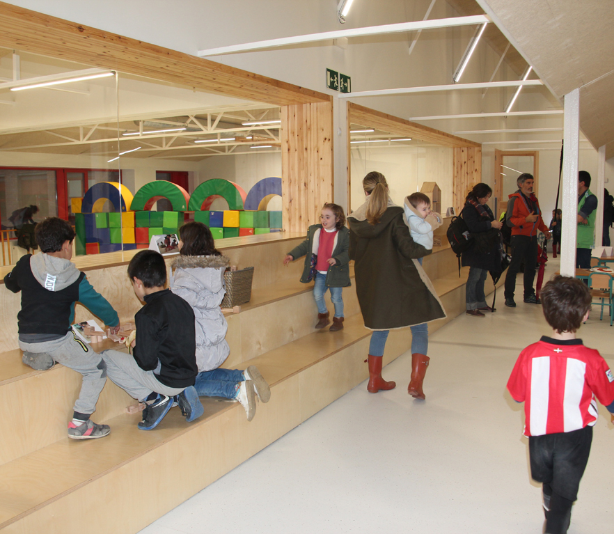 Ikastolako gurasoentzako HHko eraikin berrituaren bisita