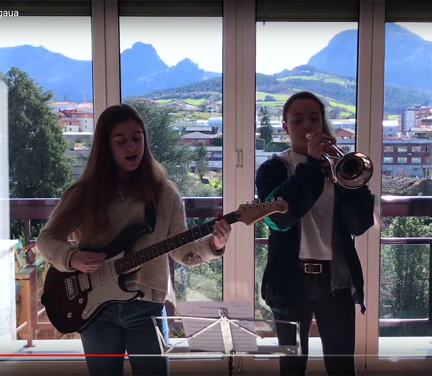 Kurutziagako ikasleak abesti feministen lehiaketan