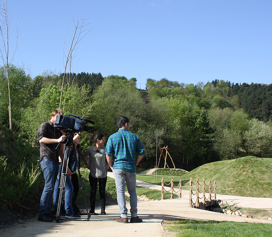 Euskal Telebistako kazetariak ikastolan