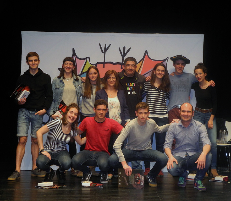 Kurutziagako ikasleak Bizkaiko Eskolarteko Bertsolari Txapelketako finalean