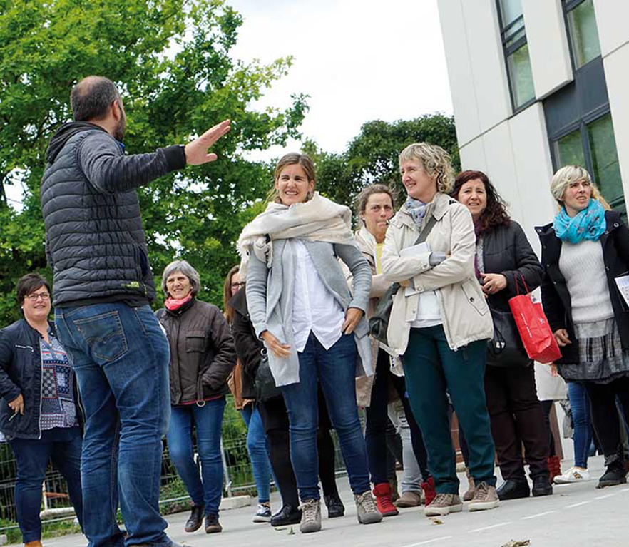 Euskal Herriko hainbat ikastolako kideak Haur Hezkuntzan bisitan