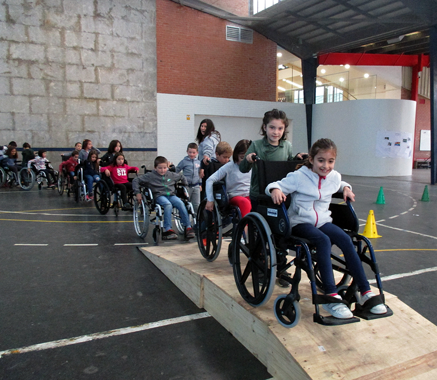 “Geu Be” elkarteko lagunak bisitan Durangoko ezgaitasunaren eguna dela-eta