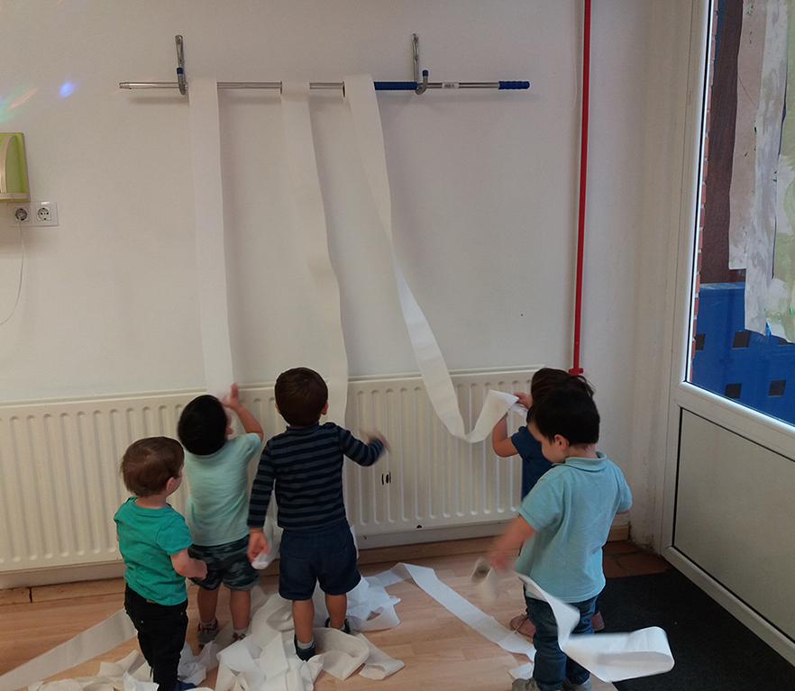 HH urte 1: komuneko paperarekin olgetan