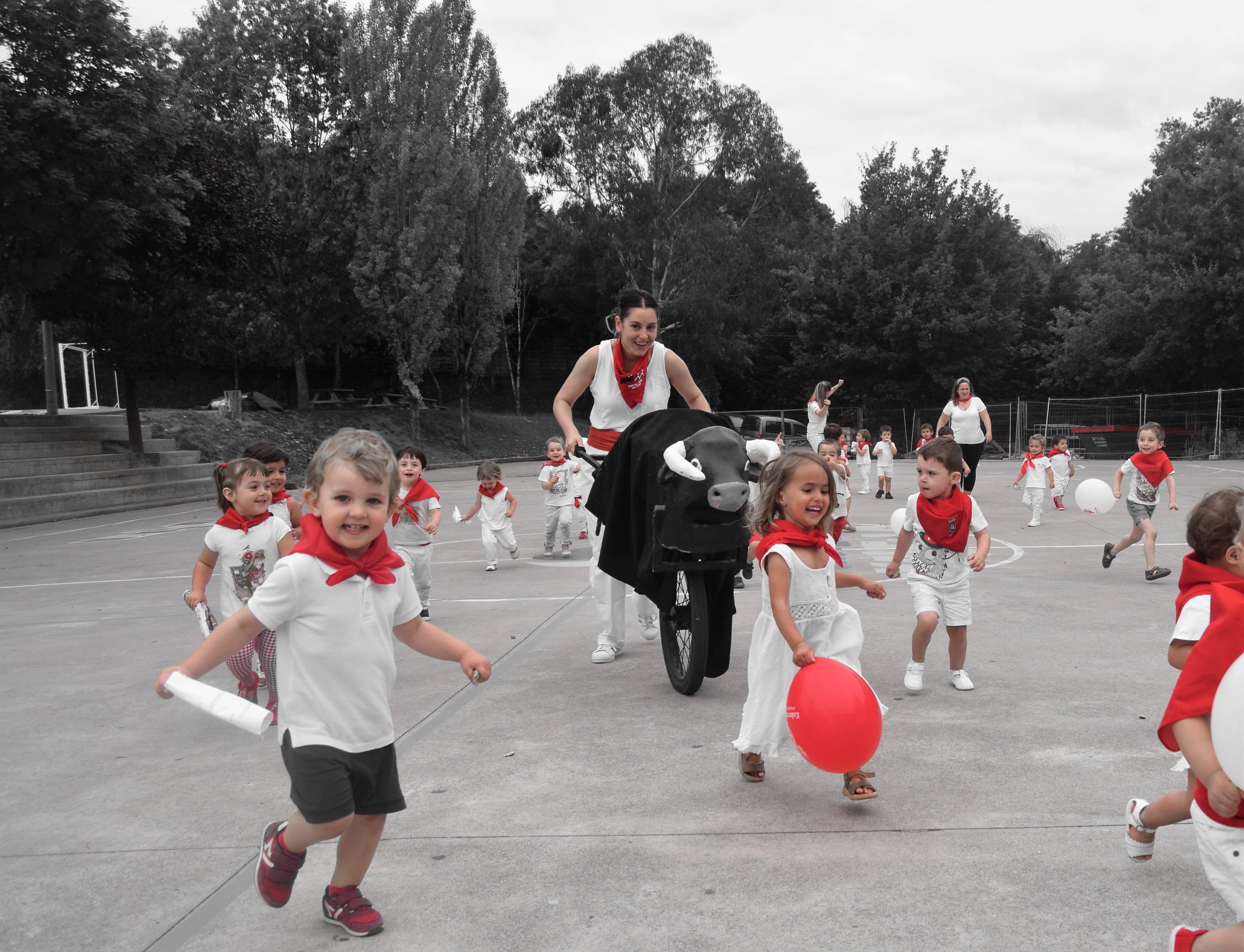 Sanferminak ikastolaraino iritsi dira