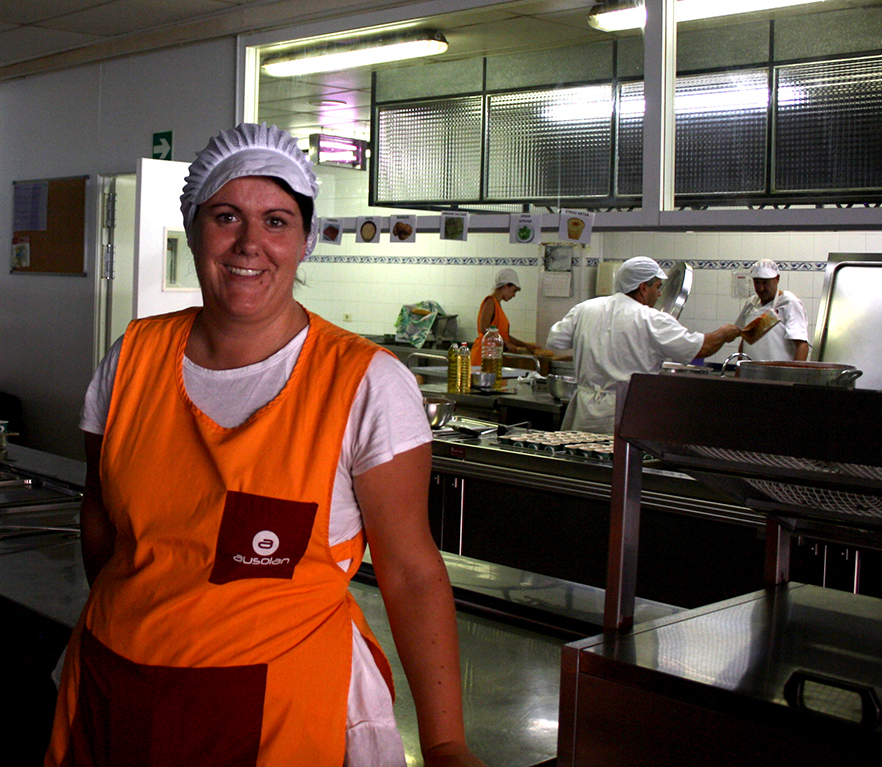 Jana banatzeko bigarren lerroa jantokian: azkarrago eta lasaiago.