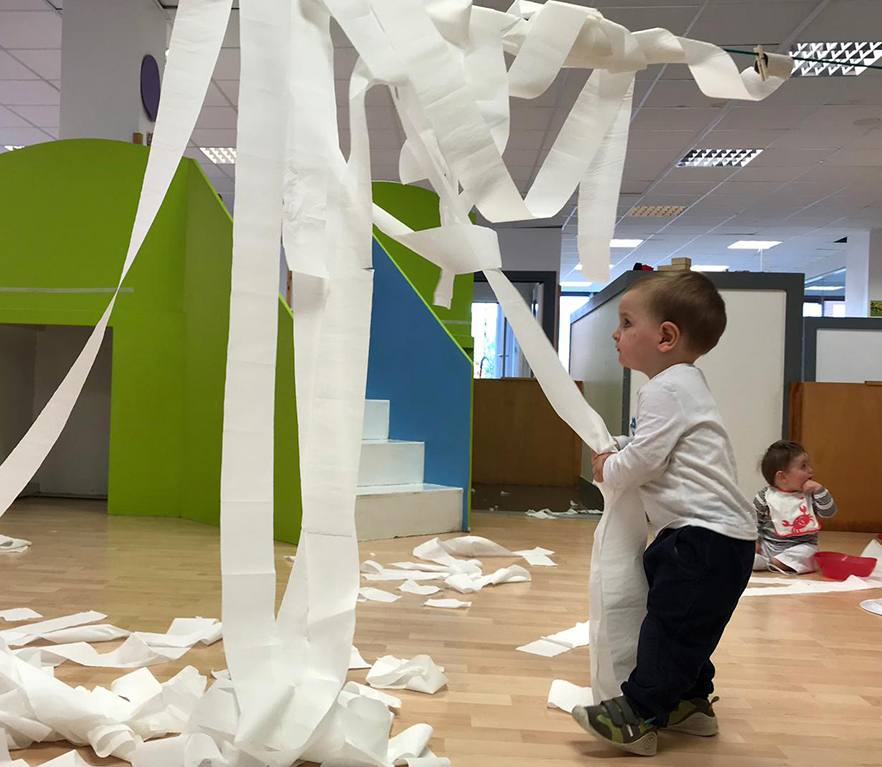 HH1: paperarekin jolasean