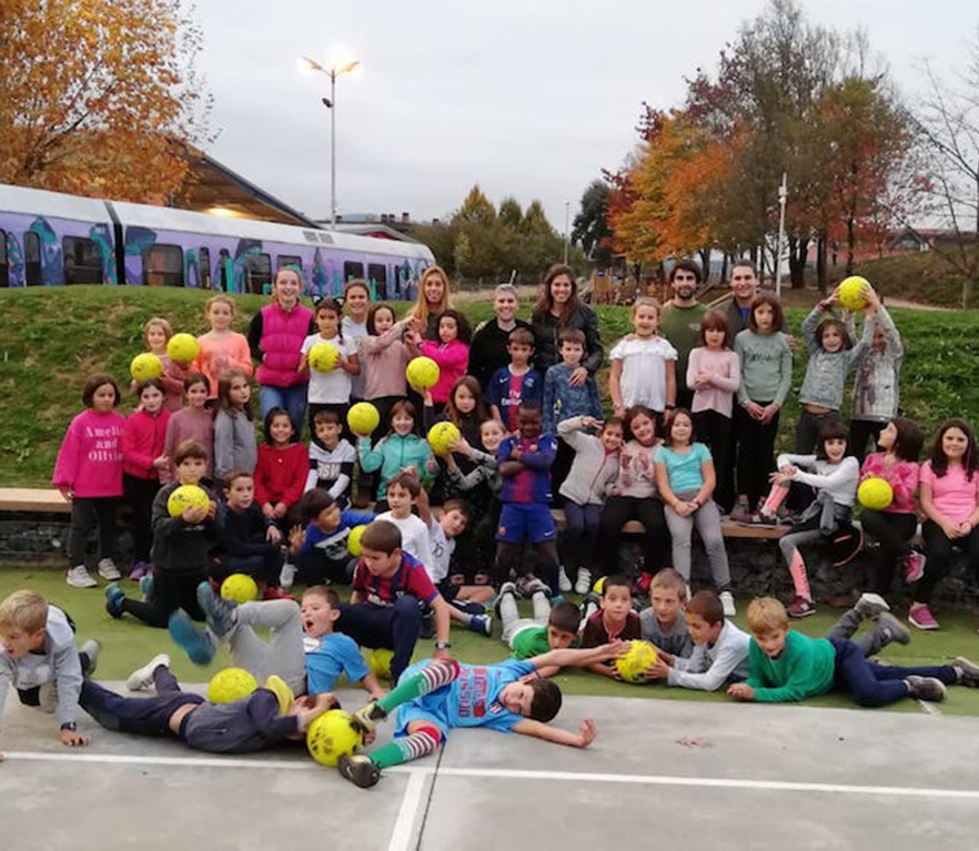 Multikirolak: Ezkurdi klubeko lagunekin