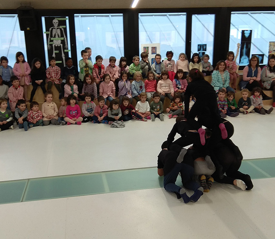 EI 5 años: sesión de danza de la mano del alumnado de 3º de EP