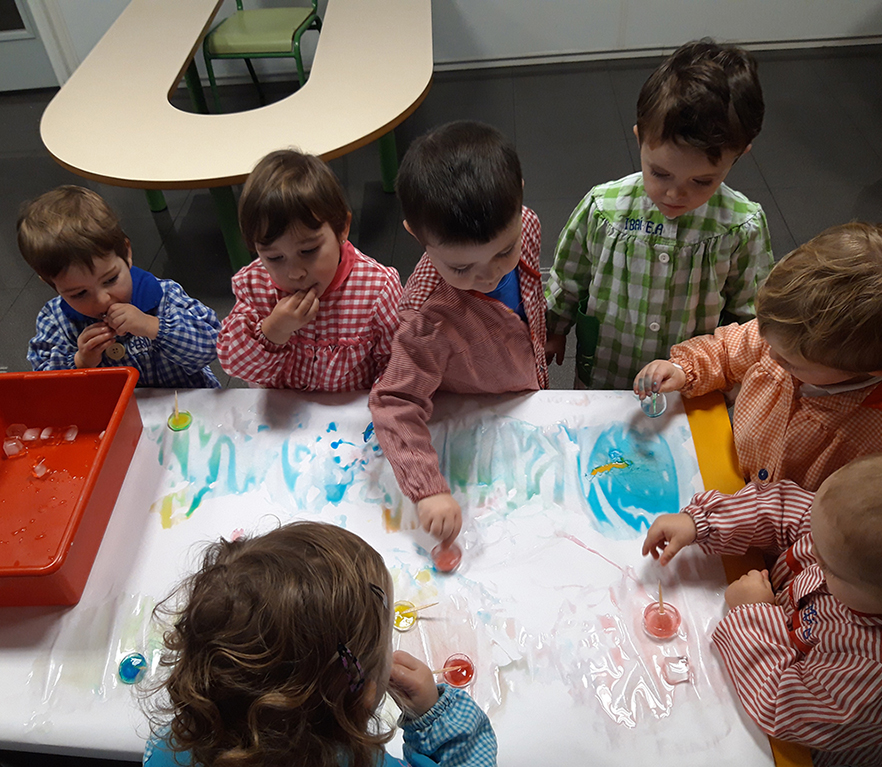 HH2: izotzarekin jolasean