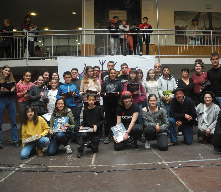 Alumnado de Kurutziaga en la final de interescolar de bertsolaris de Bizkaia en Abadiño