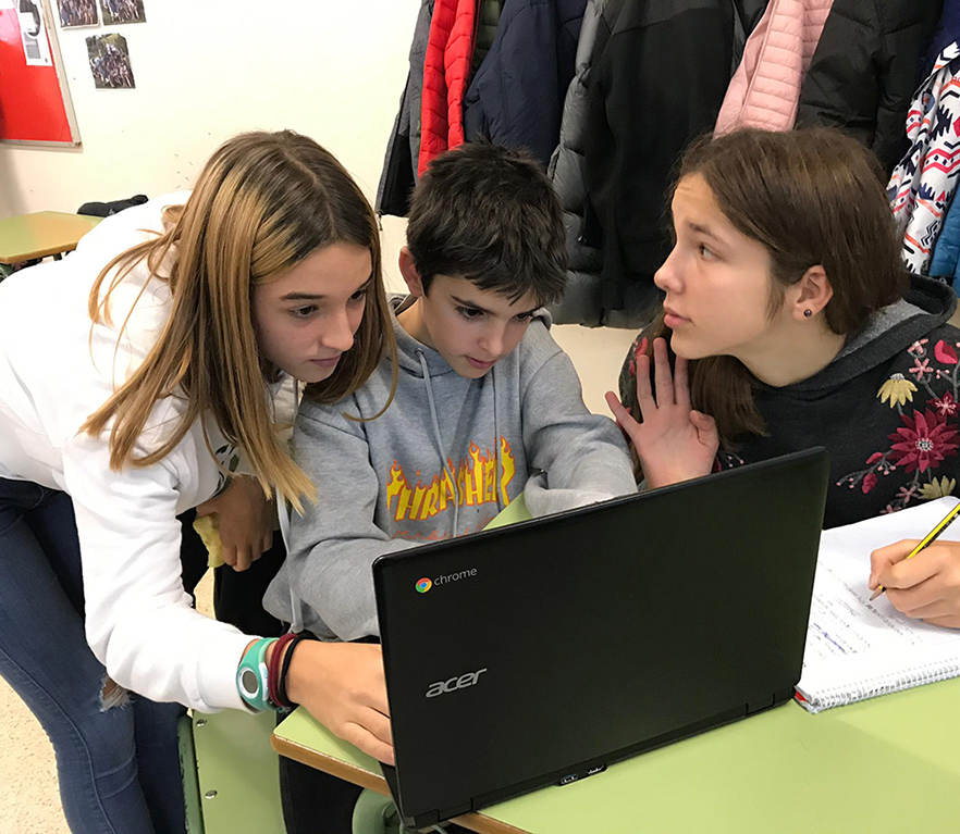 DBH 2A gelako ikasleak “Volando voy” lehiaketarako lana prestatzen