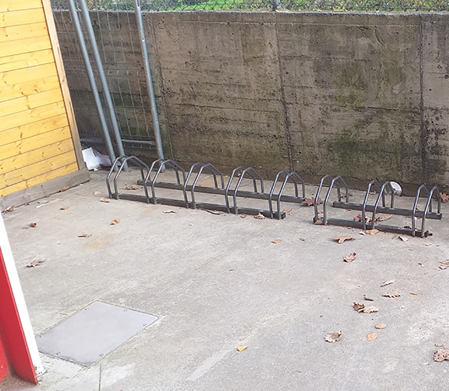 Nuevos aparcabicis en la ikastola