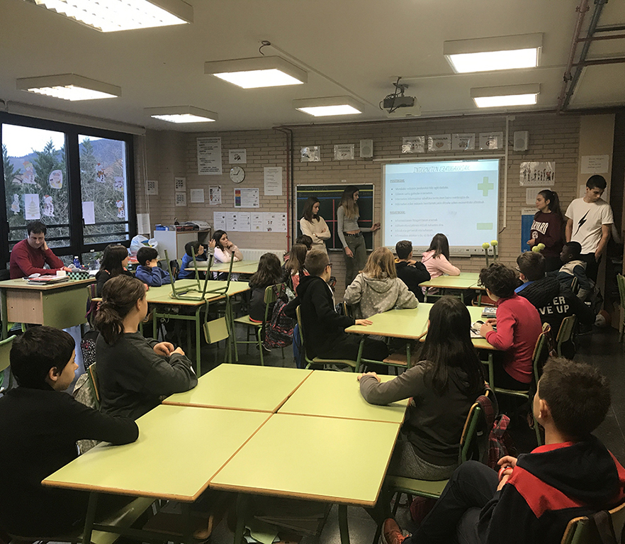 DBH3ko Zibermanagerren aurkezpenak ikaskide gazteagoei