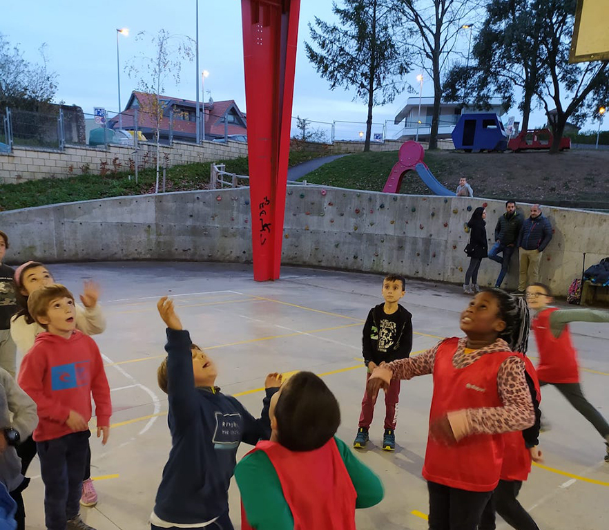 Multikirolak LH3: saskibaloia Tabirakoko lagunekin