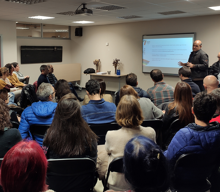 Euskal Herriko Ikastolen VII. Batzarra prestatzen