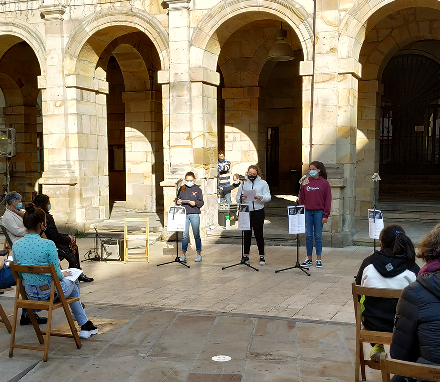 Alumnas de DBH en el acto del Día Internacional contra la Violencia hacia las Mujeres