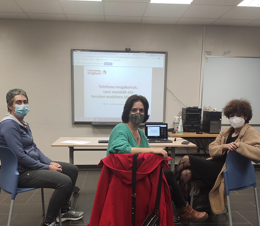 1º de ESO: charla sobre los teléfonos móviles y el uso de las redes sociales