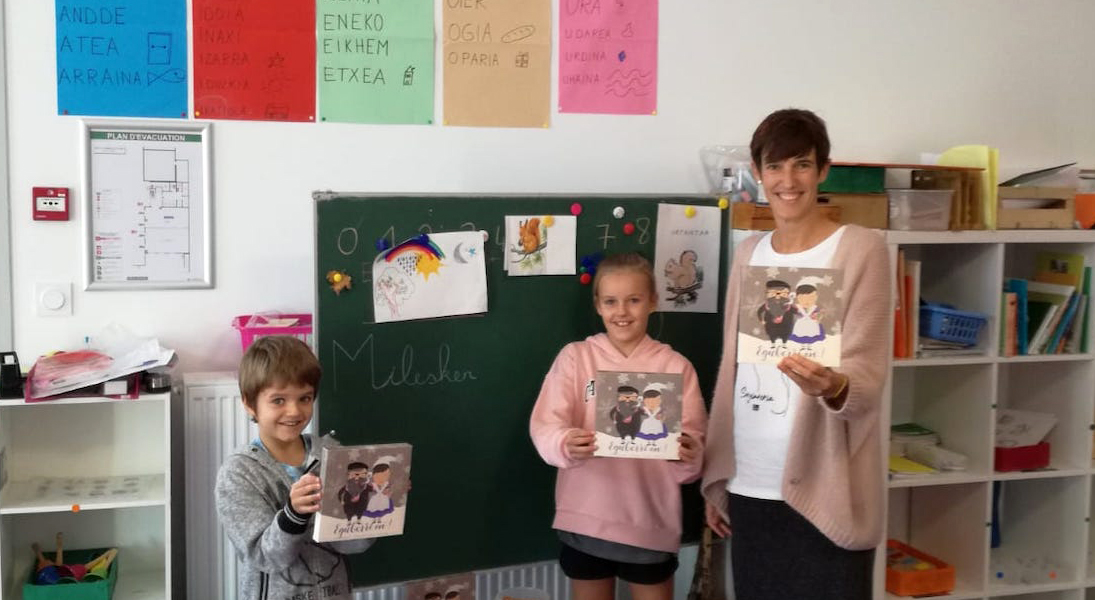 Maiana Mendiburu: “Eguberriko Egutegia Sarako Olhain ikastola laguntzeko eta haurrek Eguberria manera jostagarrian itxoiteko modua da”