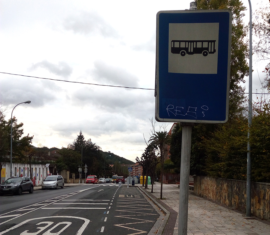 Autobusen geralekuan ezin da autorik utzi