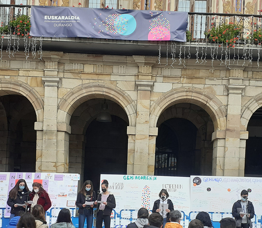 DBH: Euskera Taldea en el acto del día del Euskera en Durango