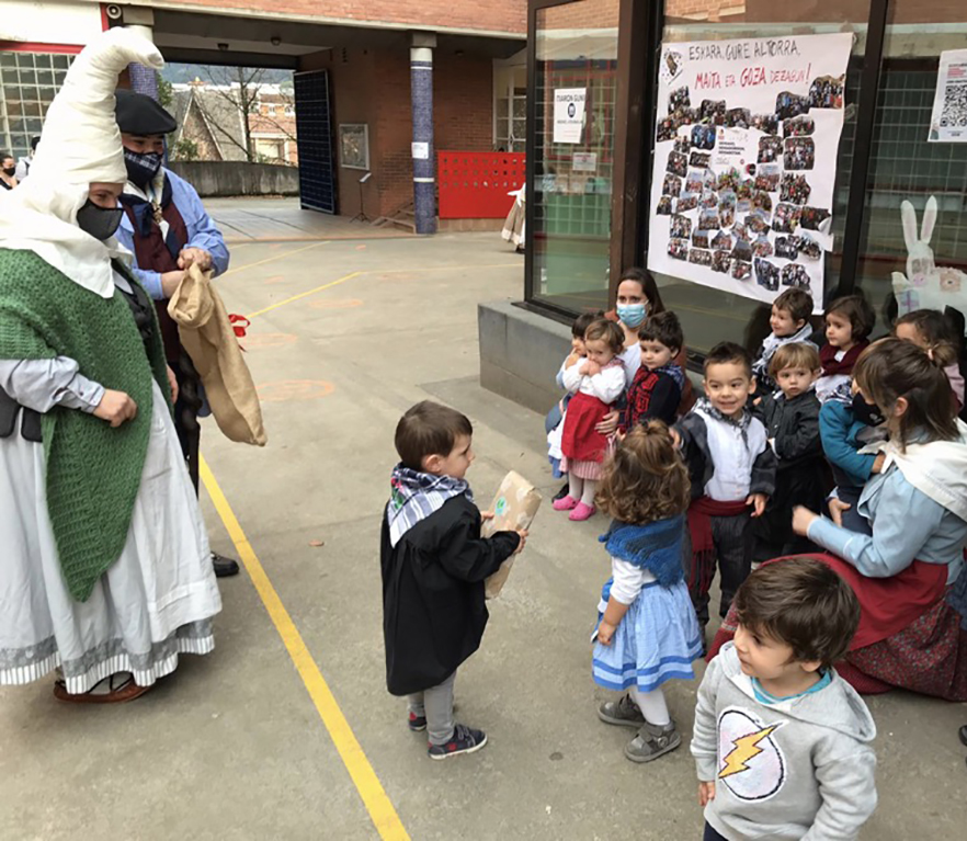 EI 2 años: visita de Olentzero y Mari Domingi