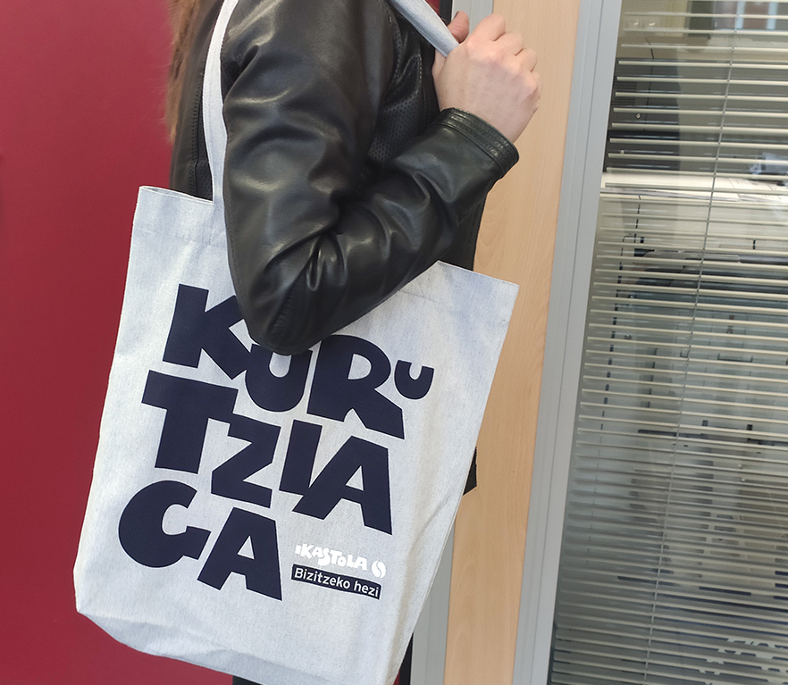 Nuevos bolsos de Kurutziaga Ikastola