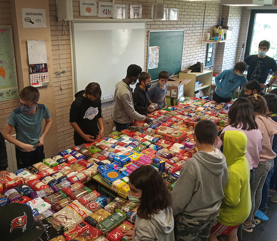 6º de EP: hemos recogido 690 kg. de comida y 2.157 compresas para la asociación Rio de Oro