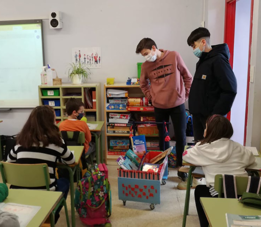 3º de ESO artesanía: bibliotecas con material reciclado