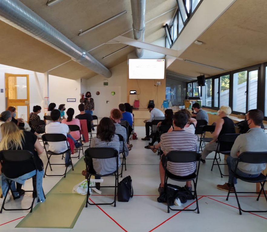 LH3ko guraso talde bat mugikorren erabileraz hausnartzen