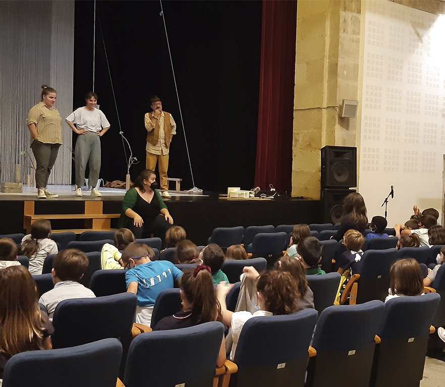 LH3: “Zuhaitzak landatzen zituen gizona” antzezlanaz gozatzen