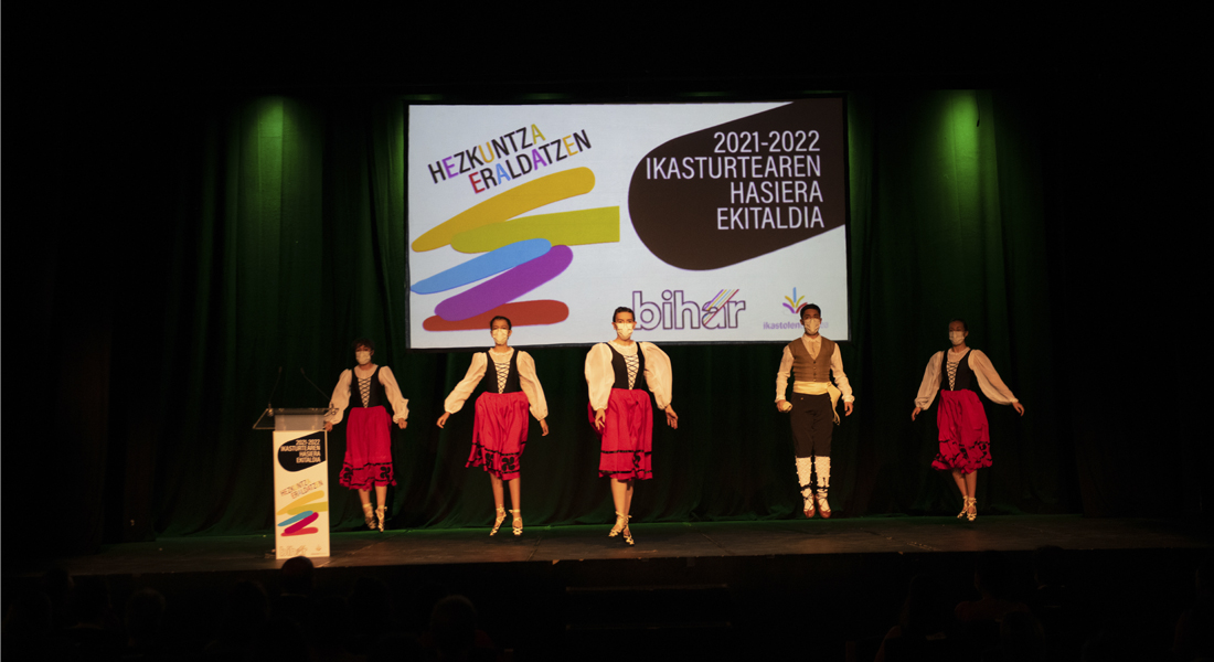 Euskal Herriko Ikastolen ikasturte hasierako ekitaldia: Murgiltze eredua, ikasleen euskalduntzearen alde