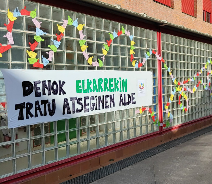 Denok elkarrekin, tratu atseginen alde