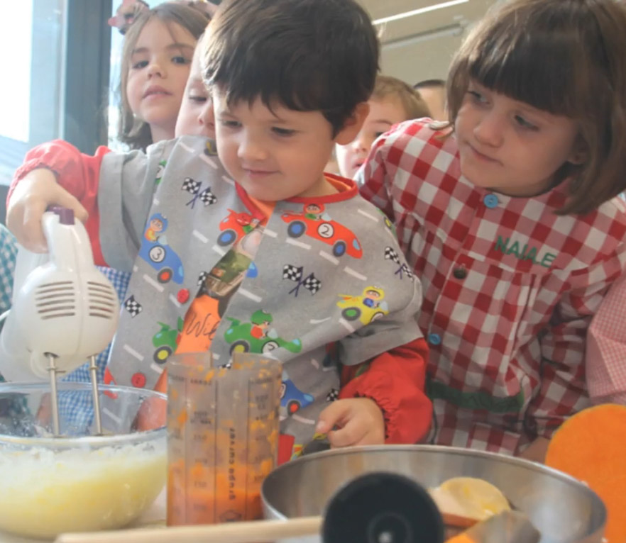 El 5 años: Haciendo pastel de calabaza [VÍDEO]