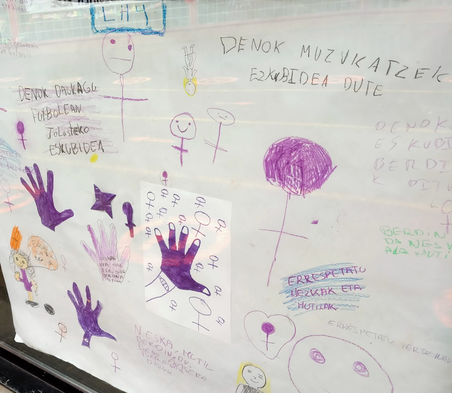 Comedor: Dibujando sobre el 25 de noviembre