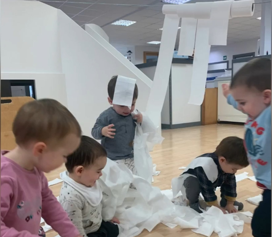 [VÍDEO] El 1 año: jugando con papel