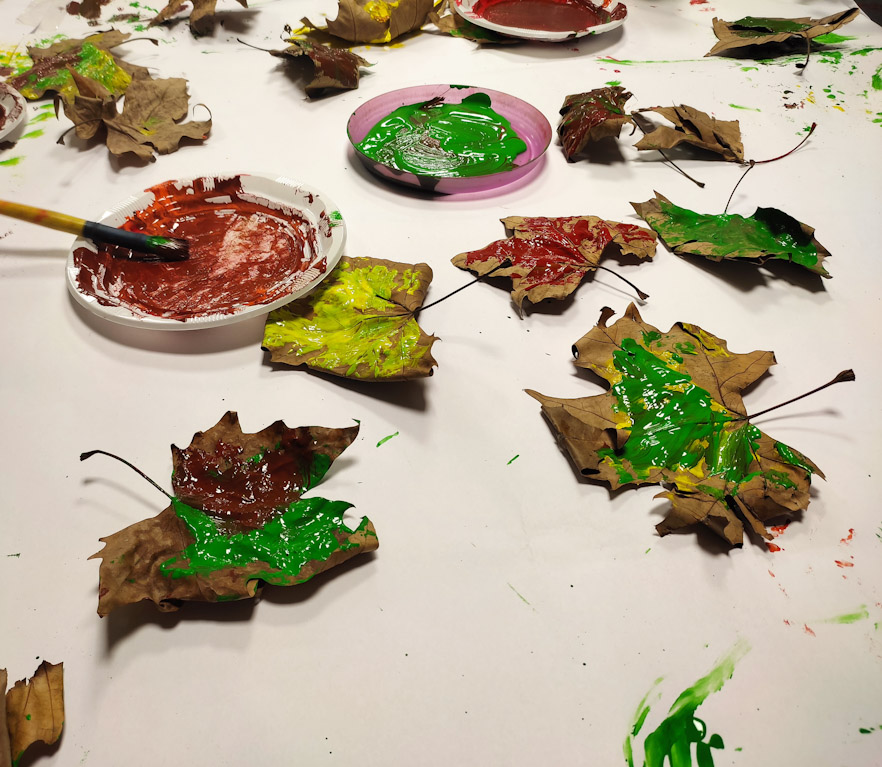 El 2 años: coloreando las hojas del otoño
