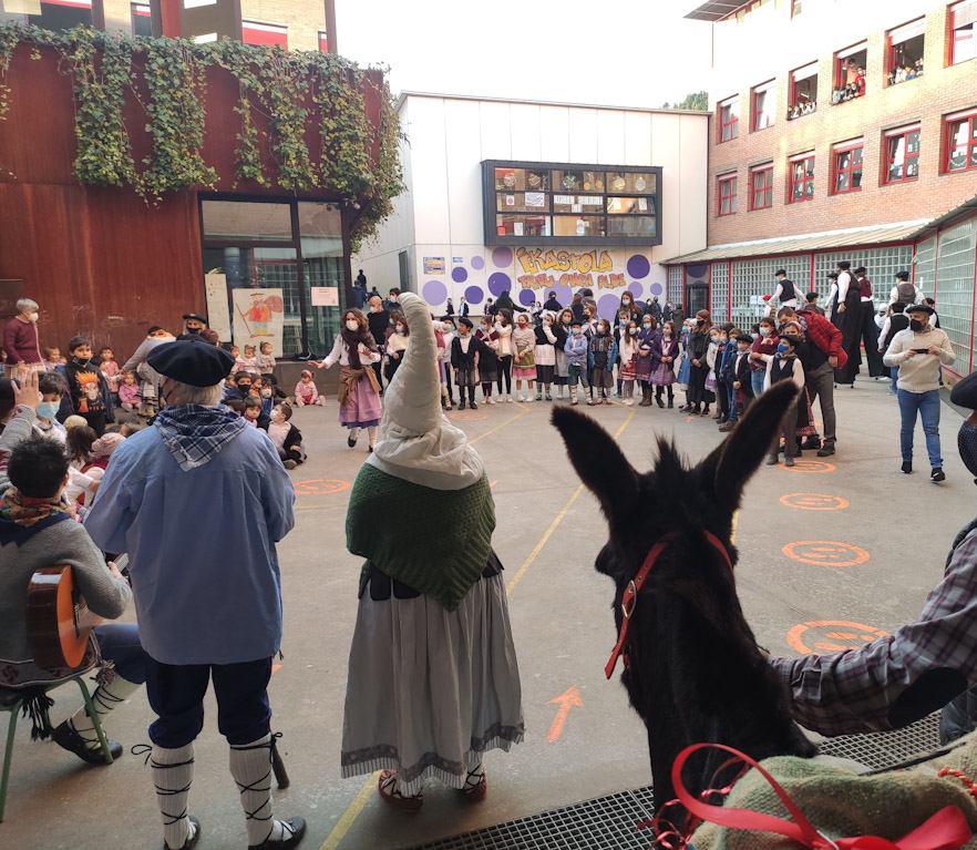 Visita de Olentzero y Mari Domingi