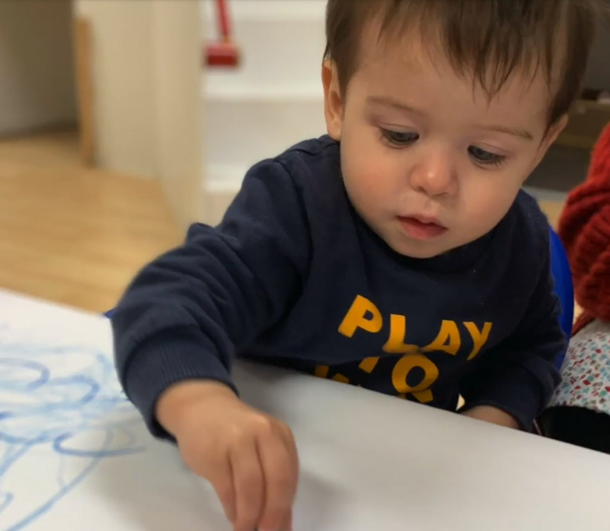 El 1 año: Jugando con plastilina y pinturas