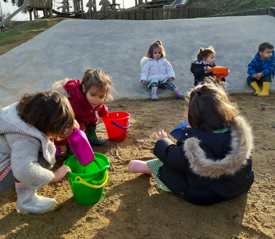 El 2 años: Jugando en la arena