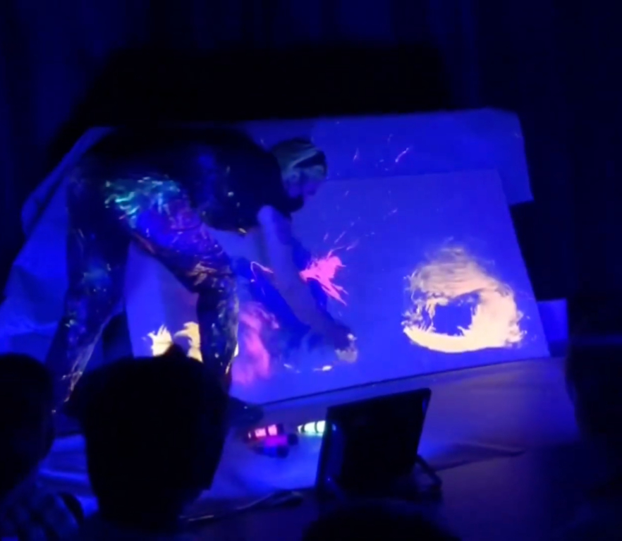 El 3 años: Jugando con la luz negra, con Amaia Lejarreta