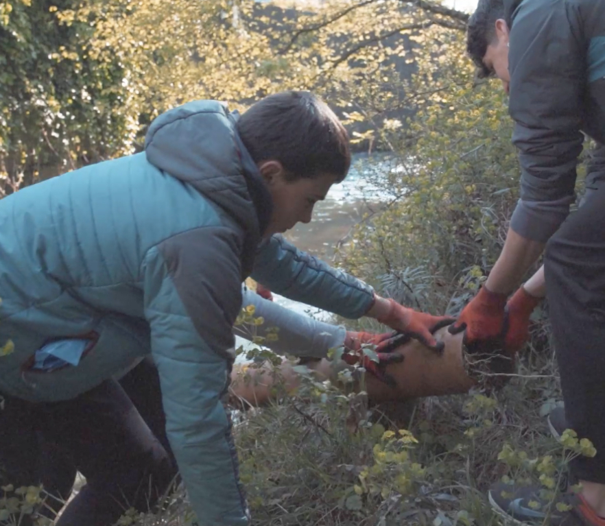 Un grupo de alumnos/as de Kurutziaga ha completado la limpieza en un río
