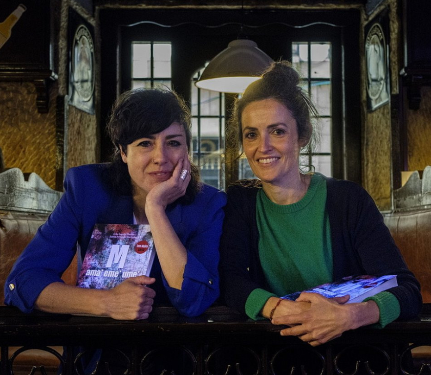 La profesora de Kurutziaga Erika Lagoma y Estitxu Fernandez han presentado su libro ‘M ama* eme* ume*’