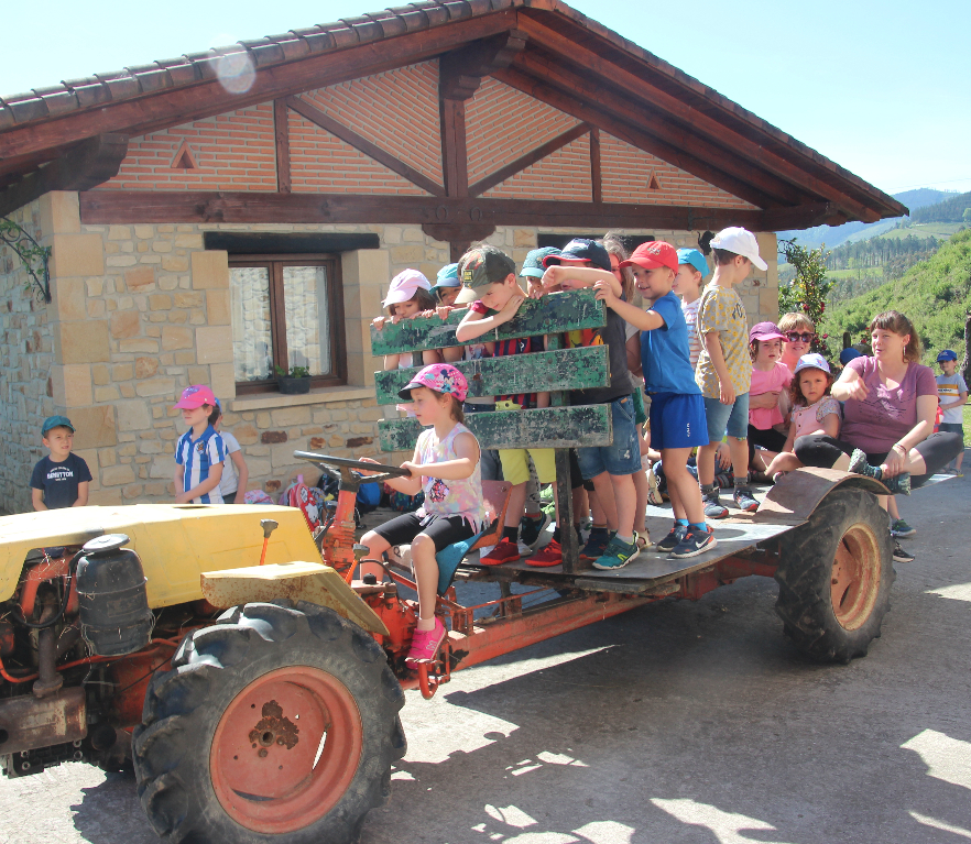 El 5 años: Excursión a Mendata, a visitar el caserío del profesor Iñigo Undabarrena