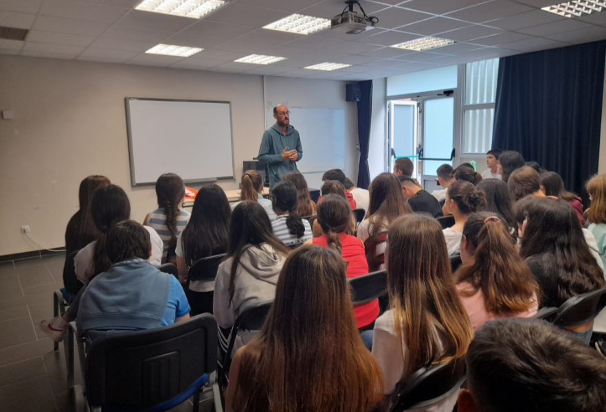 Hablando sobre la migración y el racismo, con la ayuda de Amets Arzallus y el Aita Mari