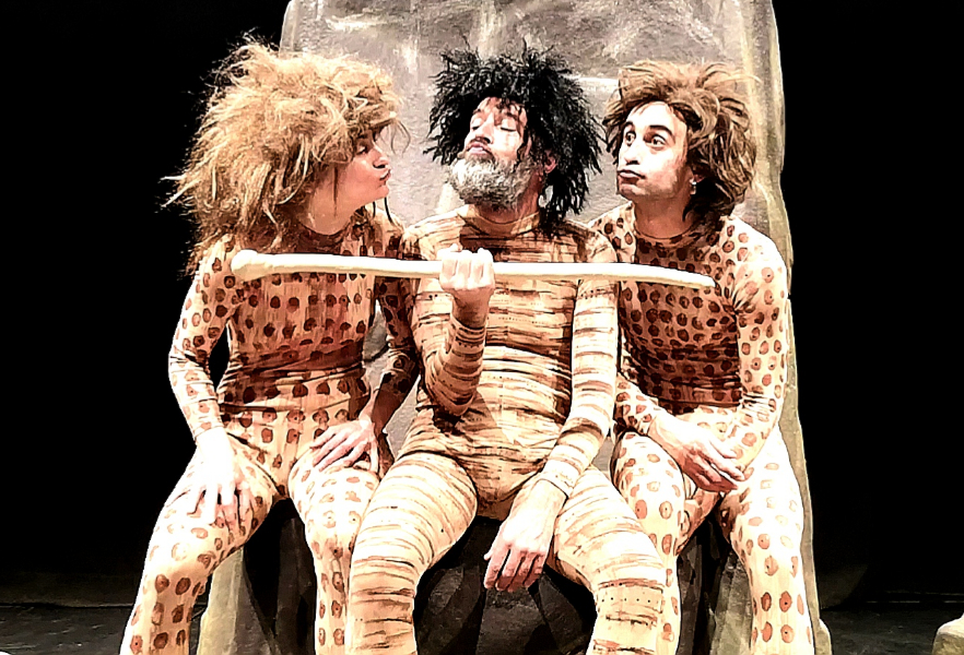 El grupo de teatro Markeliñe estrena mañana su espectáculo “Homiens” en la Ikastola Kurutziaga