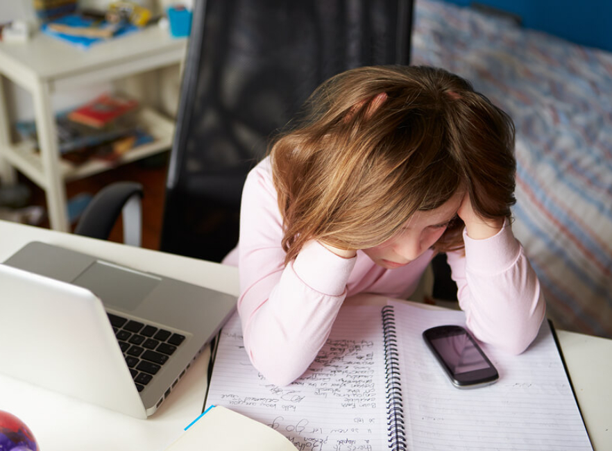 Gailu mugikorrak: adingabeen arteko delitu edo jokabide desegokiak [Padres y madres de hoy]