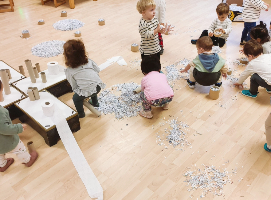 El 1 año: Jugando con el papel