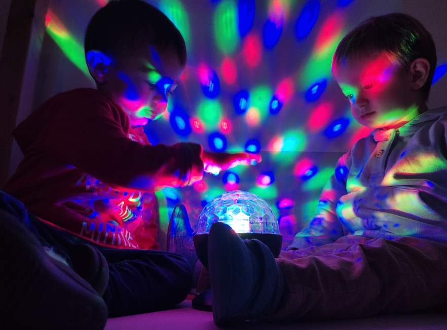 El 1 año: La luz se ve mejor en la oscuridad